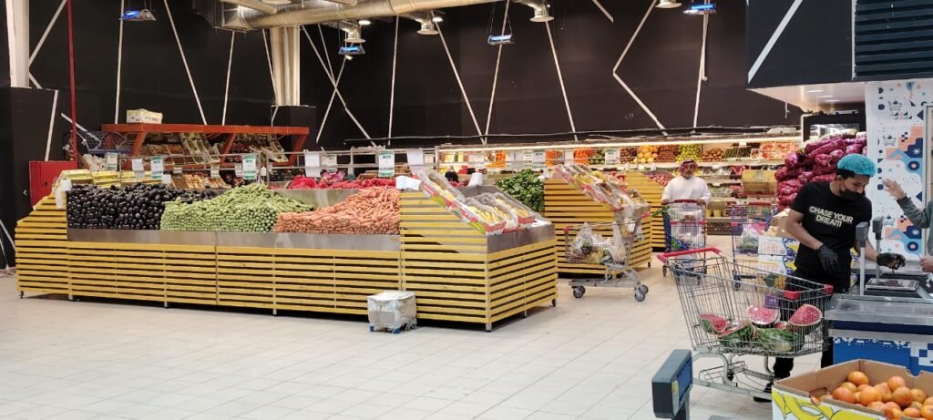 أستاندات الخضار والمخابز والمكسرات: تصميم احترافي يعزز تجربة البيع بالتجزئة في السعودية مؤسسة الوسام المرئي للديكور